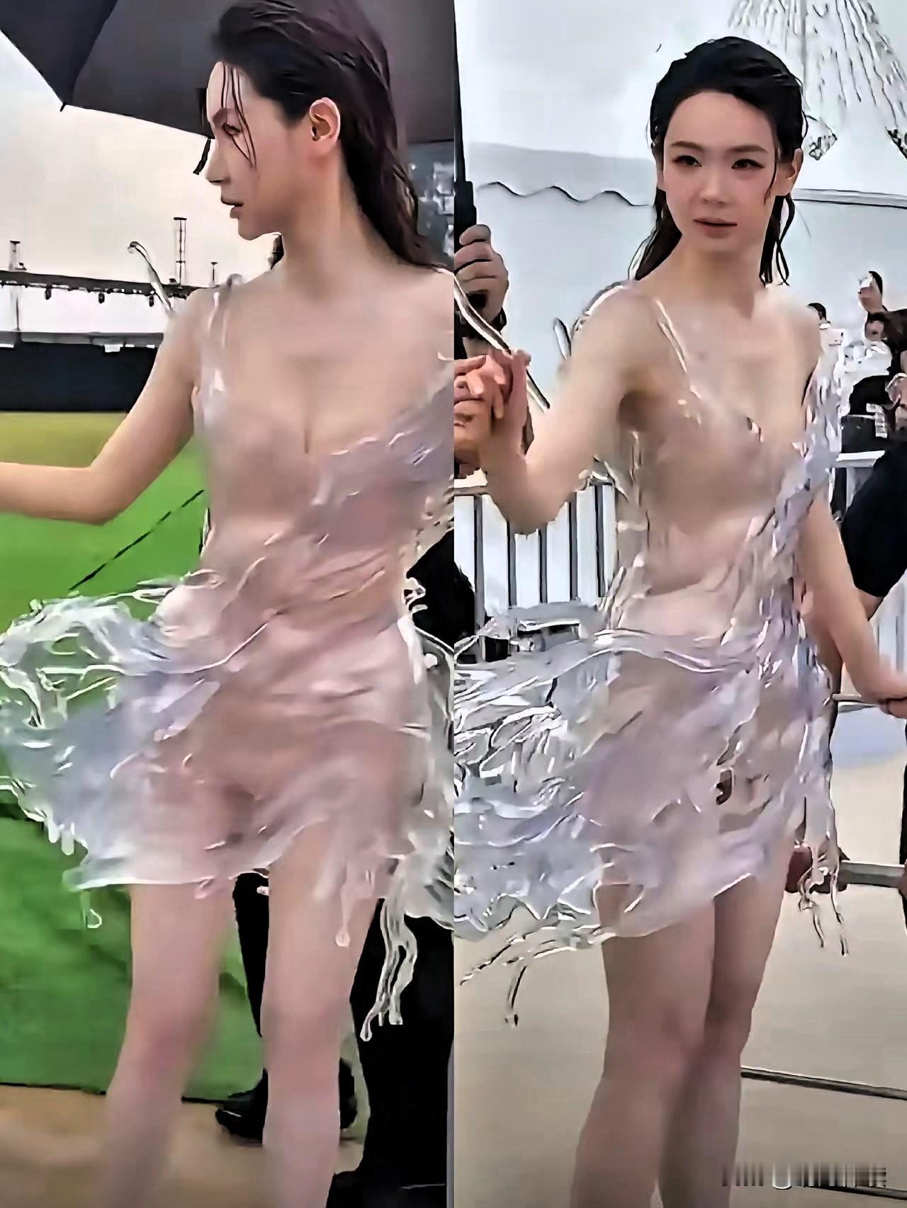 我专门去扒了戚薇这条"水花裙"的来路。不扒不知道，一扒愣住了。这哪是一件衣服