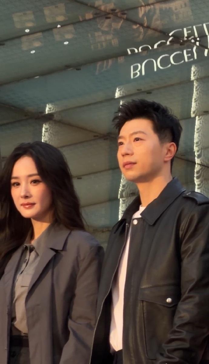 今天杨幂和马龙一起出席时尚活动，两位搭配的都很有型，看起来像一对年轻的情侣。