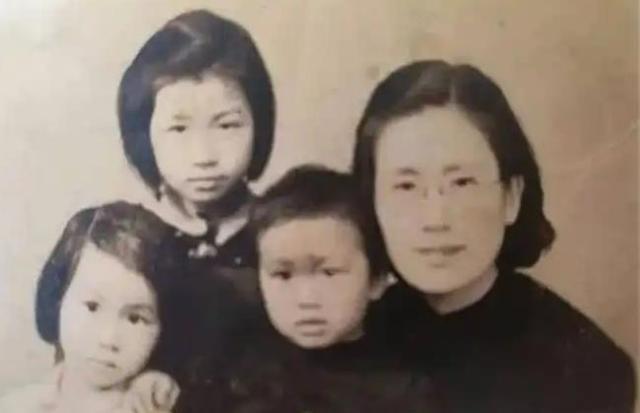 1942年，著名女作家沉樱正怀3胎时，得知丈夫把全部家当了3万块，拿去给戏子赎身