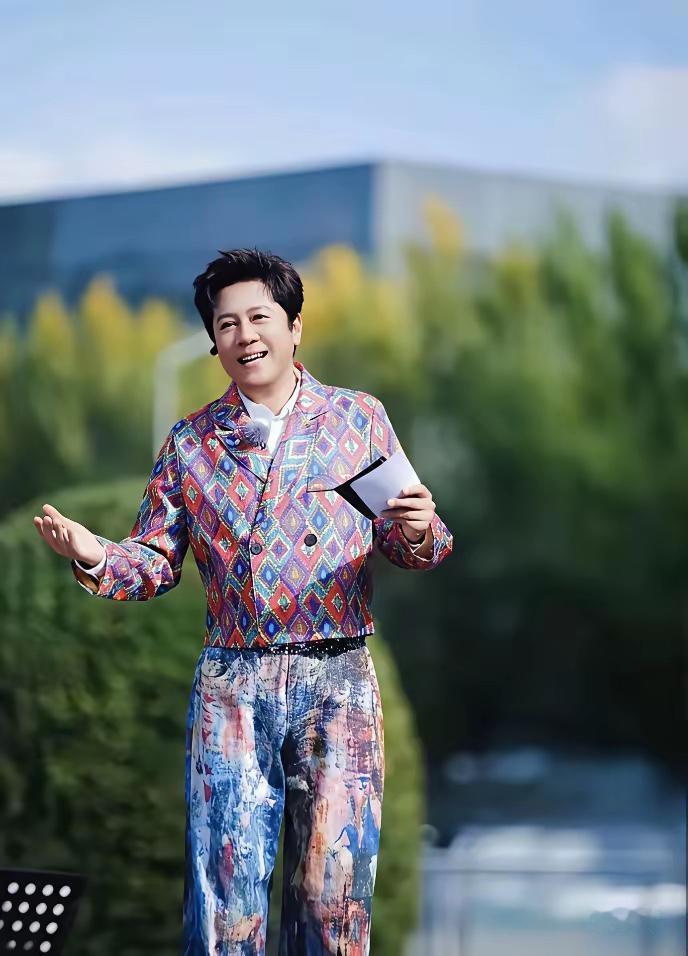 越来越看不懂他了。作为一个男人，一身的花里胡哨，好看吗？而身为一名军人，他在