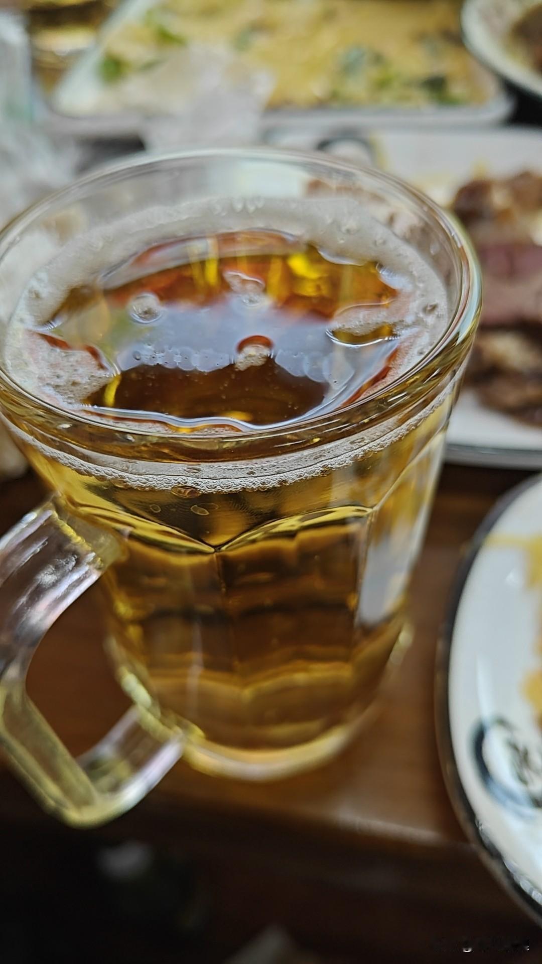 在山东有一斤酒的量什么场合也都能撑一下了！临沂喝酒的规矩，主陪4口，副陪3口