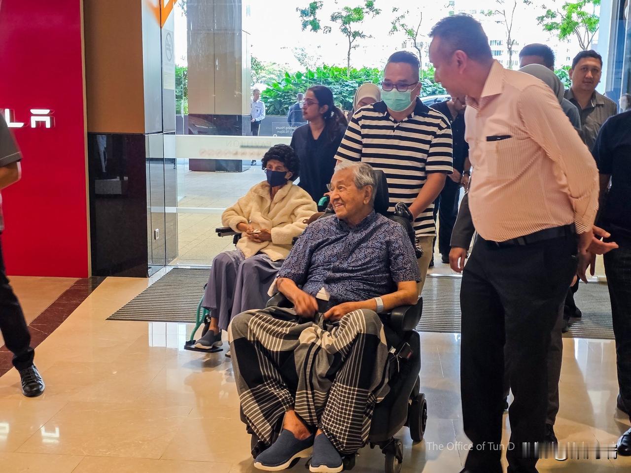 马来西亚前总理马哈蒂尔自1月6日入院治疗髋部骨折以来，首次获准短暂外出，并享用了