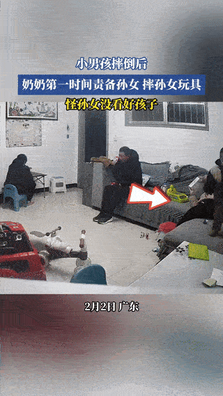 广东，一小男孩自己在桌子上玩耍，不料，一不小心从桌子上摔了下来。结果，奶奶第一时