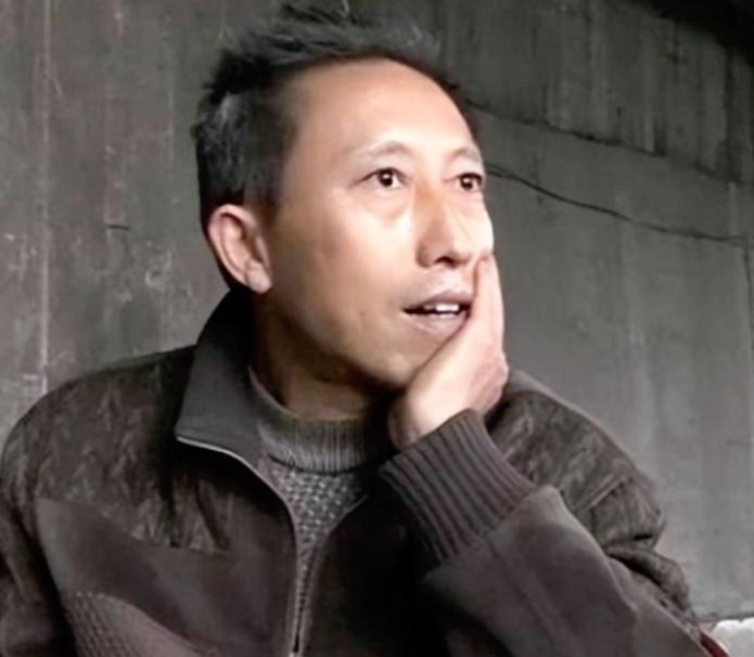 2008年，四川一名遂宁男子抛弃家庭，独自住进桥洞里，只为彩票研究，在洞里他每天