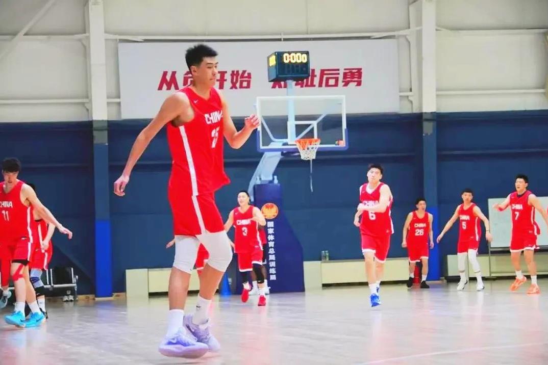 广东宏远中锋徐昕，估计是周琦回不来，郭士强的备胎。离开周琦，打亚洲杯还是心里没底