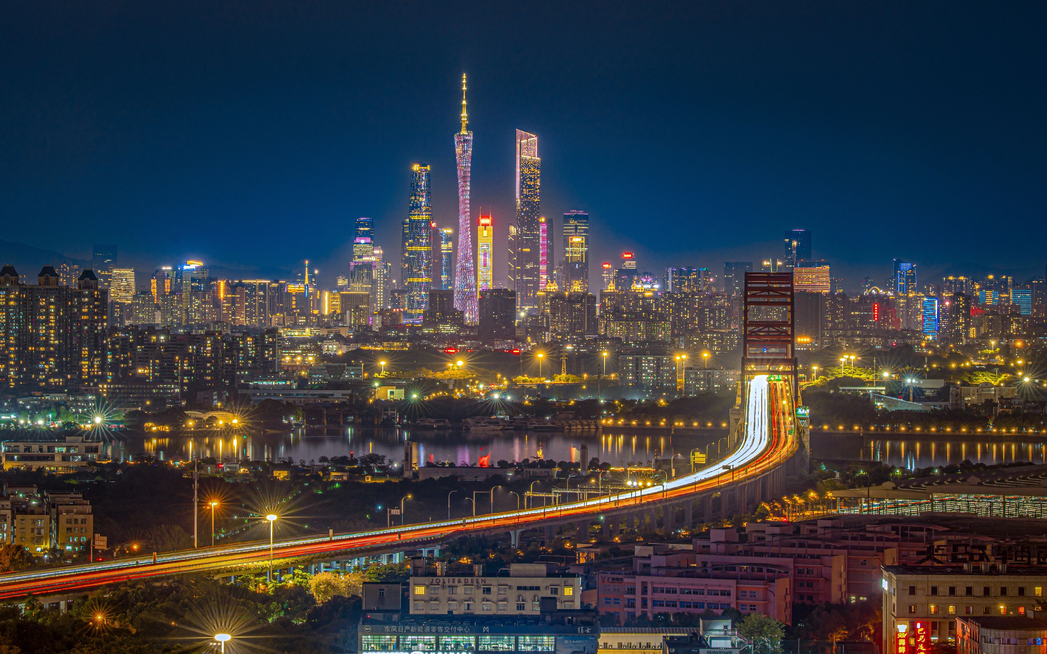 广州是梦想和现实最割裂的地方，一边梦想向往的珠江新城另一边是面对现实...