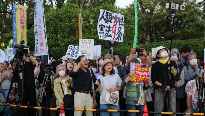 日本彻底炸锅了！5月19日傍晚，东京国会门口被黑压压的人群彻底堵死，上万民众举着