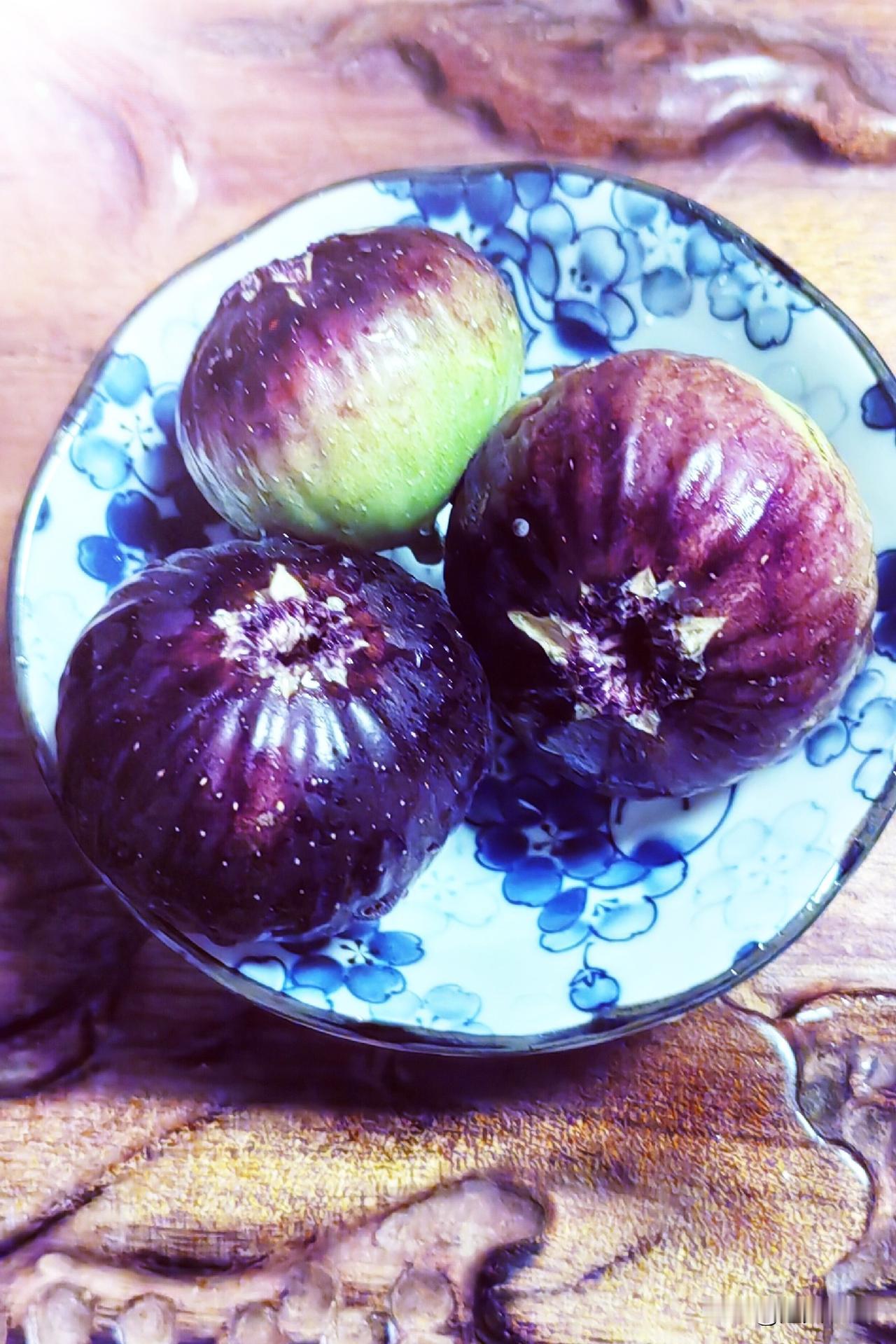 友们我家种了一颗无花果，无花在外边看是看不到它开花的。而实际上无花果是会开花