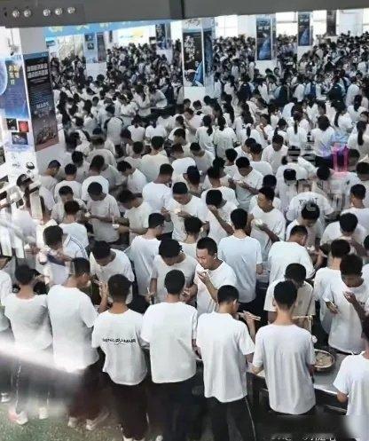 山东一中学食堂无座椅，学生站着用餐，校方回应：一直都没座位，是学校的一种