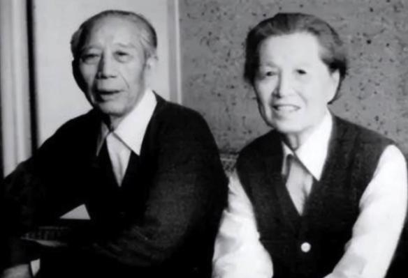 1937年，旅长王震29岁了，还是光棍，贺龙急了：“王胡子，给你介绍个北大女学生