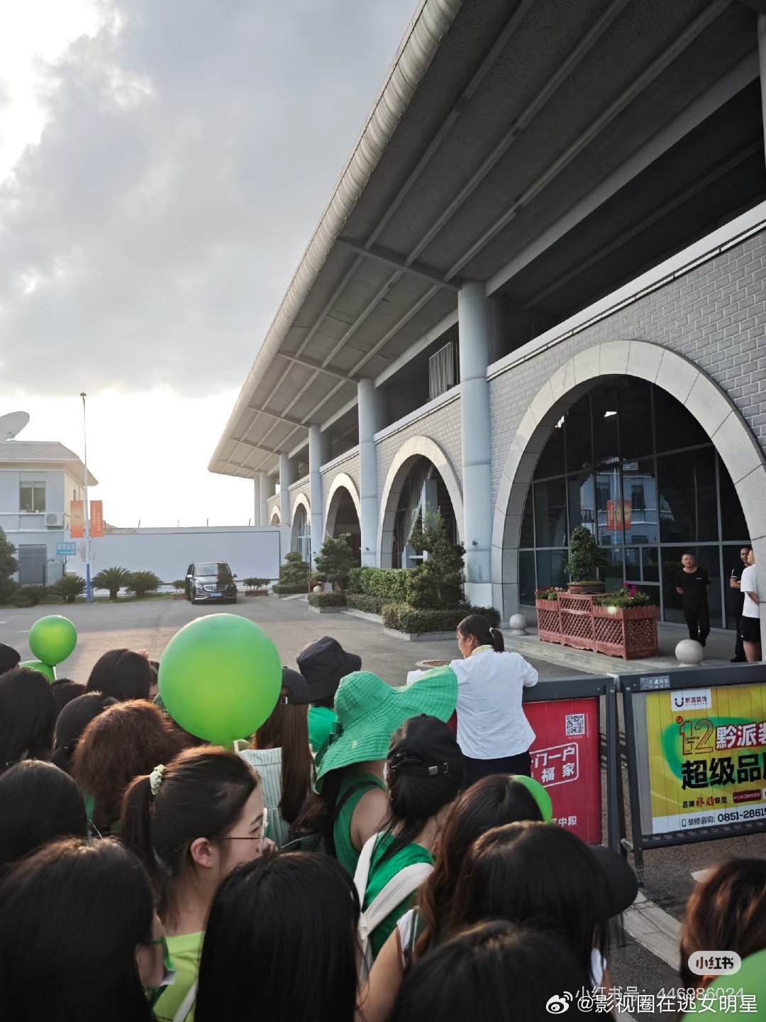 王一博到达遵义王一博遵义人气王一博到达遵义，现场粉丝层层包围，这人气简直逆天！