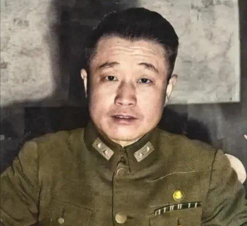 1949年1月11日，被俘的杜聿明被押到一处村庄，我军给他端上了红烧牛肉，马肝烧