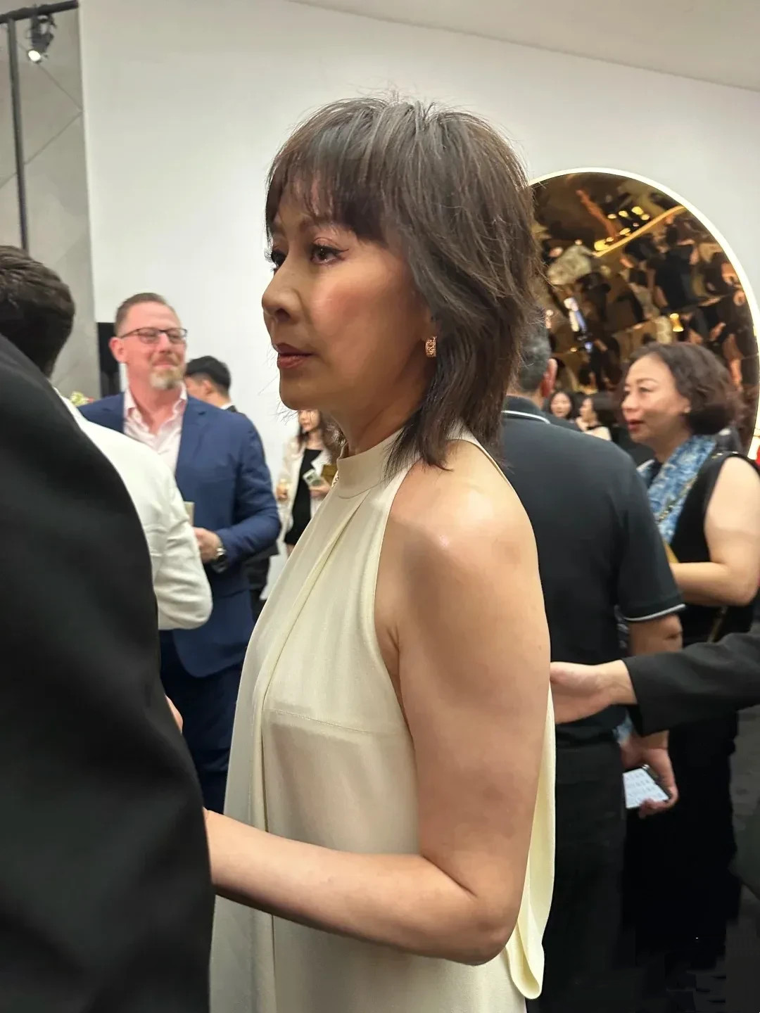 天呐，原来离开美颜滤镜，高高在上的明星们也和普通人一样，哪里来的那么多肤白貌美，