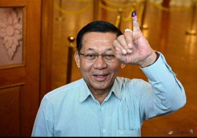 缅甸大选首轮投票己开启，敏昂莱在内比都一投票站，向记者展示小指上的紫色“印泥