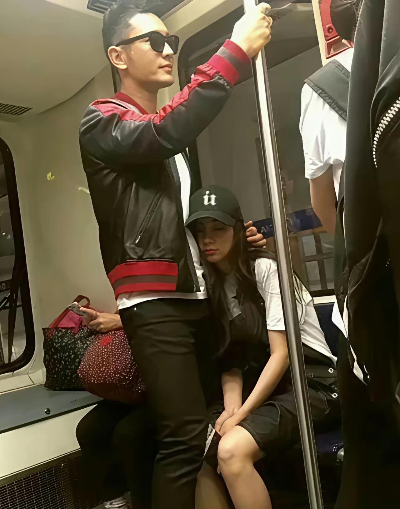 黄晓明看杨颖的眼神，早就没了光。但上海迪士尼这一幕，却比当年“我愿意替你生”的