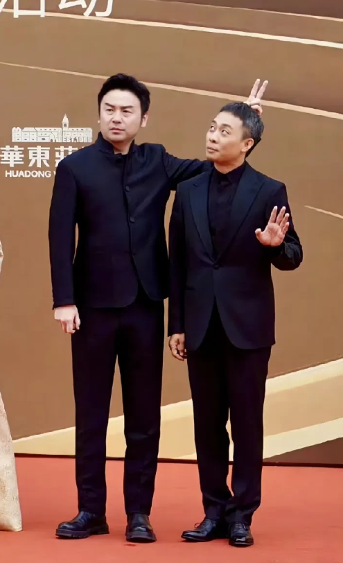 哈哈，俩人走红毯，他俩是喜剧演员吗？这动作也太搞笑了，一个面无表情，严肃的像个老