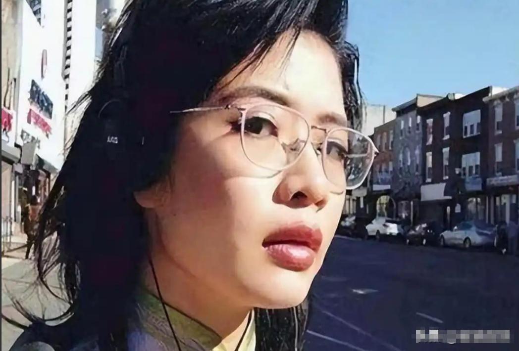 臭名昭著的“恨国女”许可馨，竟在美国结过婚！她曾扬言将全部资产捐给反华组织，如今