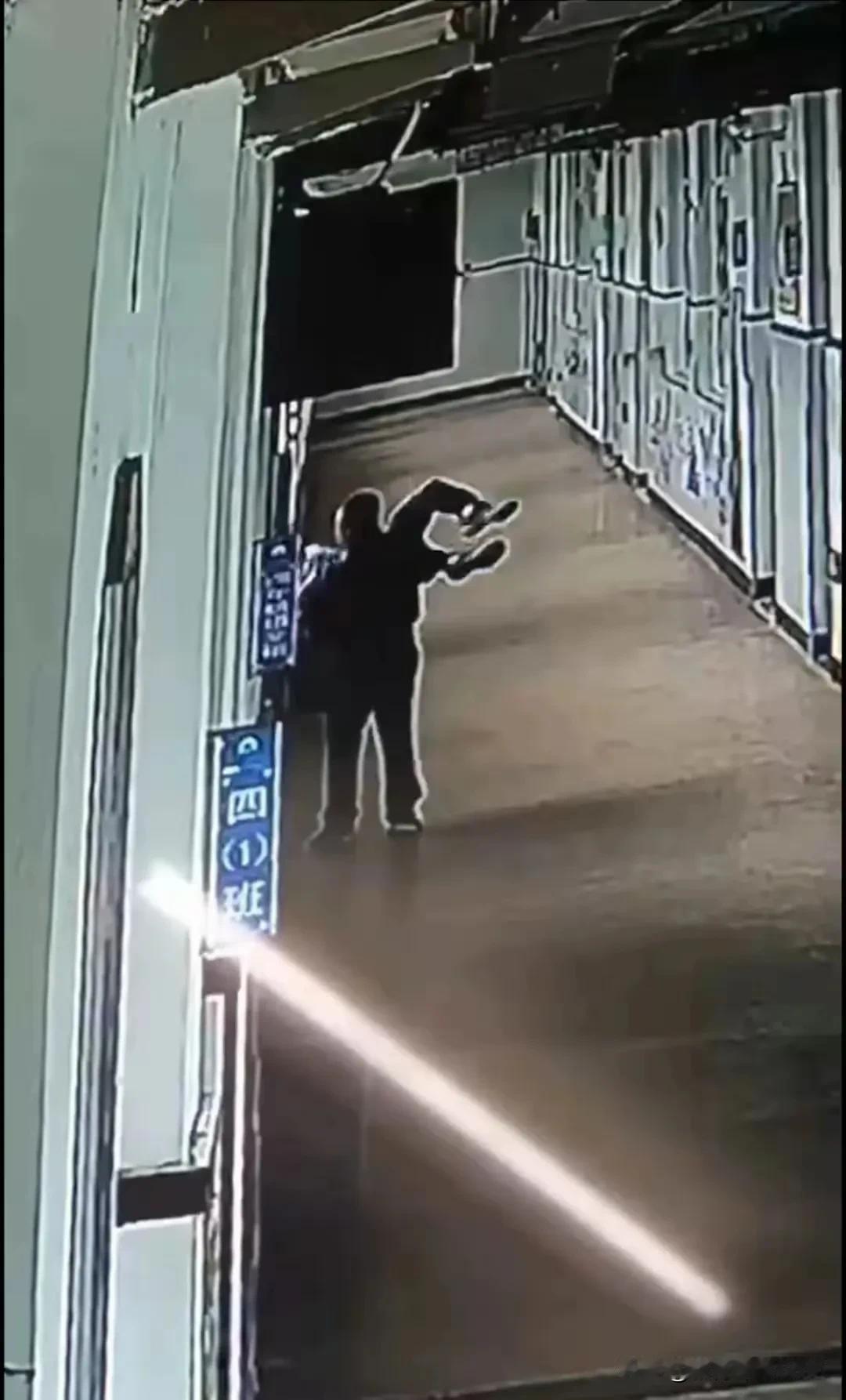 浙江瑞安林老师的事一出，校长严令：老师坚决不能打学生、罚学生，水枪、玩具、管制刀