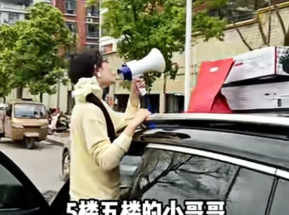 一位女孩看上了一男孩，在他楼下蹲守三天，也要和男孩处对象。一位女孩在一大楼前用