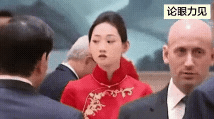 国宴红衣小姐姐火了！看着像普通服务员，真实身份太不一般刷到国宴现场这位红衣