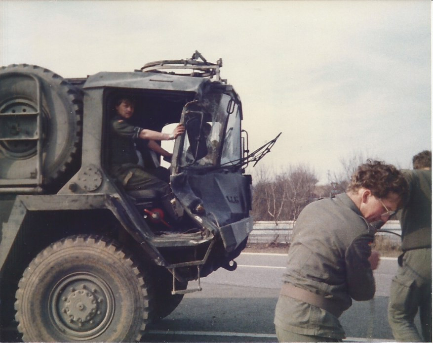 MAN被黑色高级卡车追尾