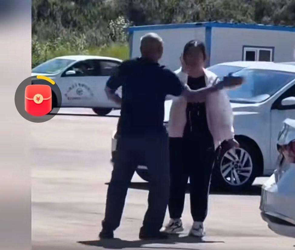 二十岁姑娘在驾校把油门当情绪发泄口的故事，看得我后背发凉。油门一踩教练魂都吓飞，