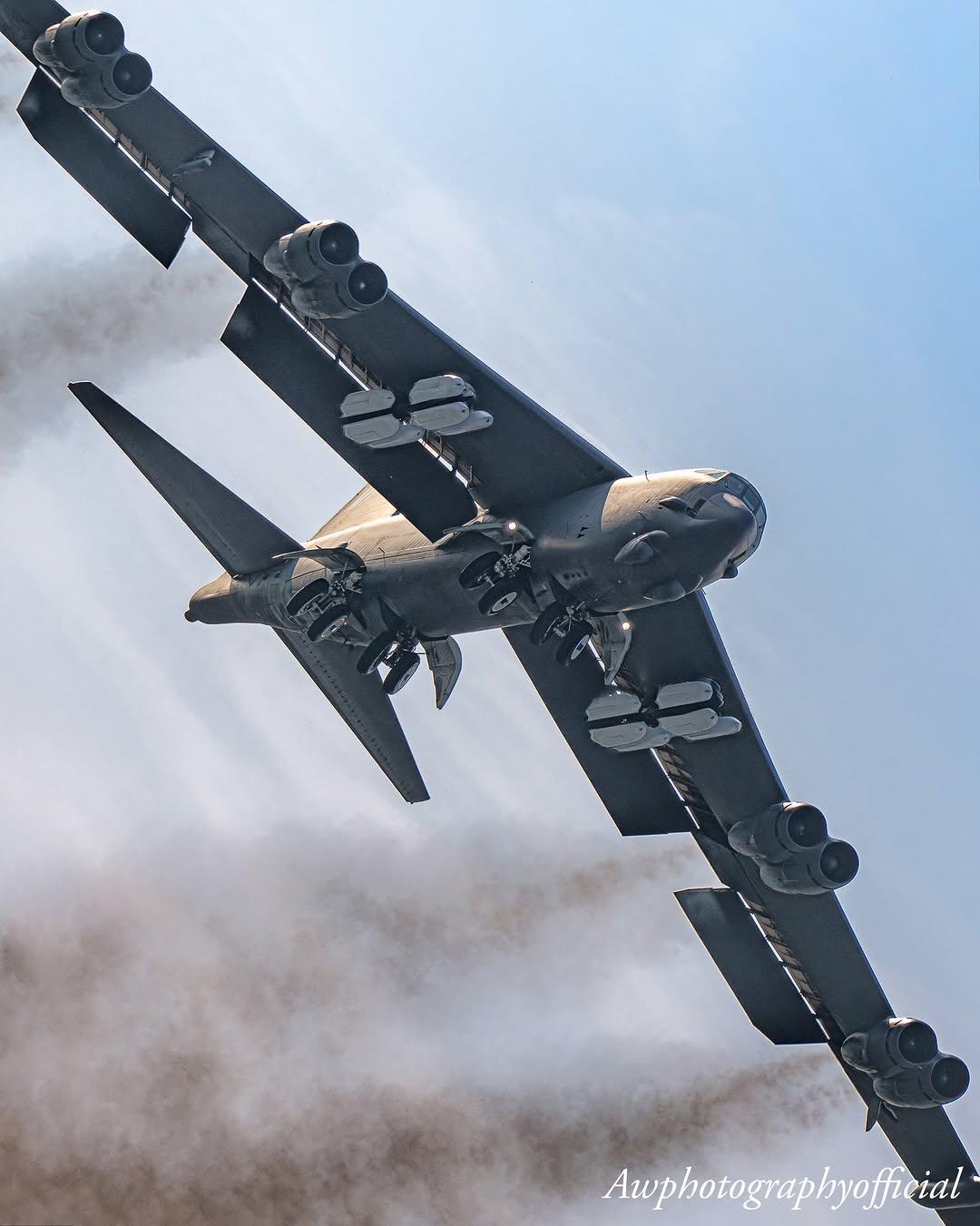 来自美国米诺特空军基地的B52-H轰炸机从英国皇家空军费尔福德起飞，装备了十二