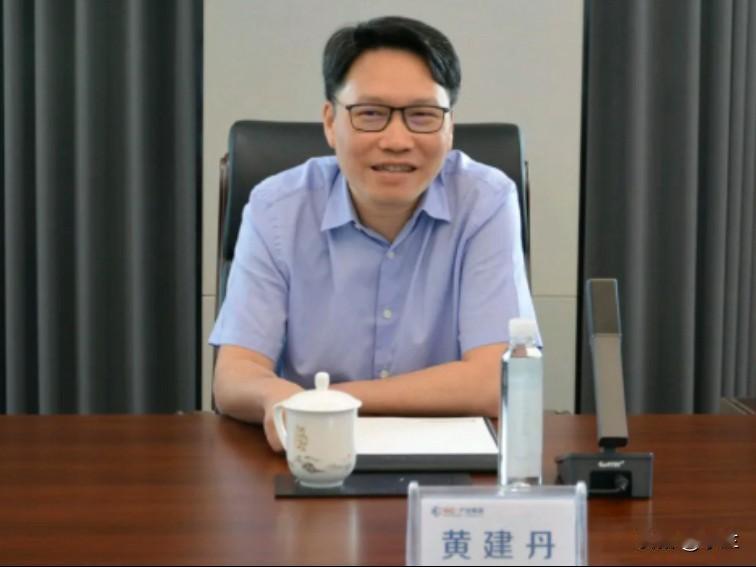 广西林业集团的黄建丹49岁上了热搜！他是1977年出生的人，有着研究生文凭，还有