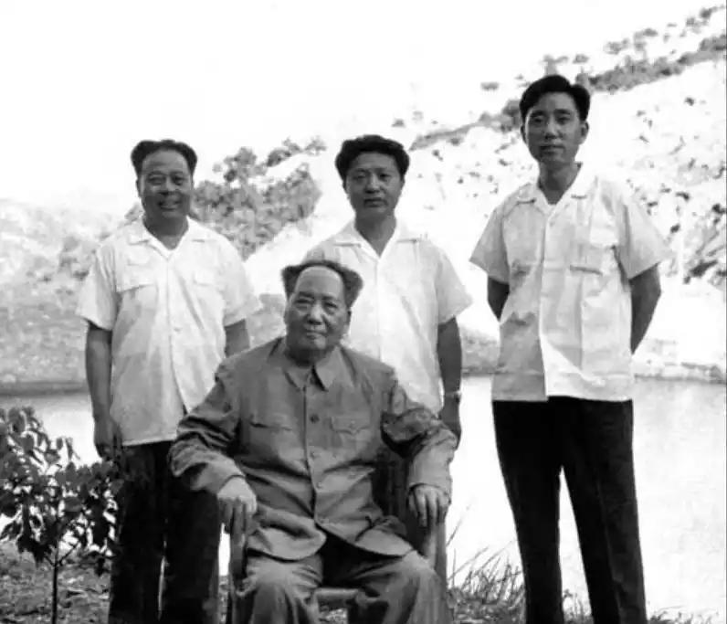 1953年5月的一天，在中南海，汪东兴对张耀祠说：“调你来任公安部第九局副局长兼