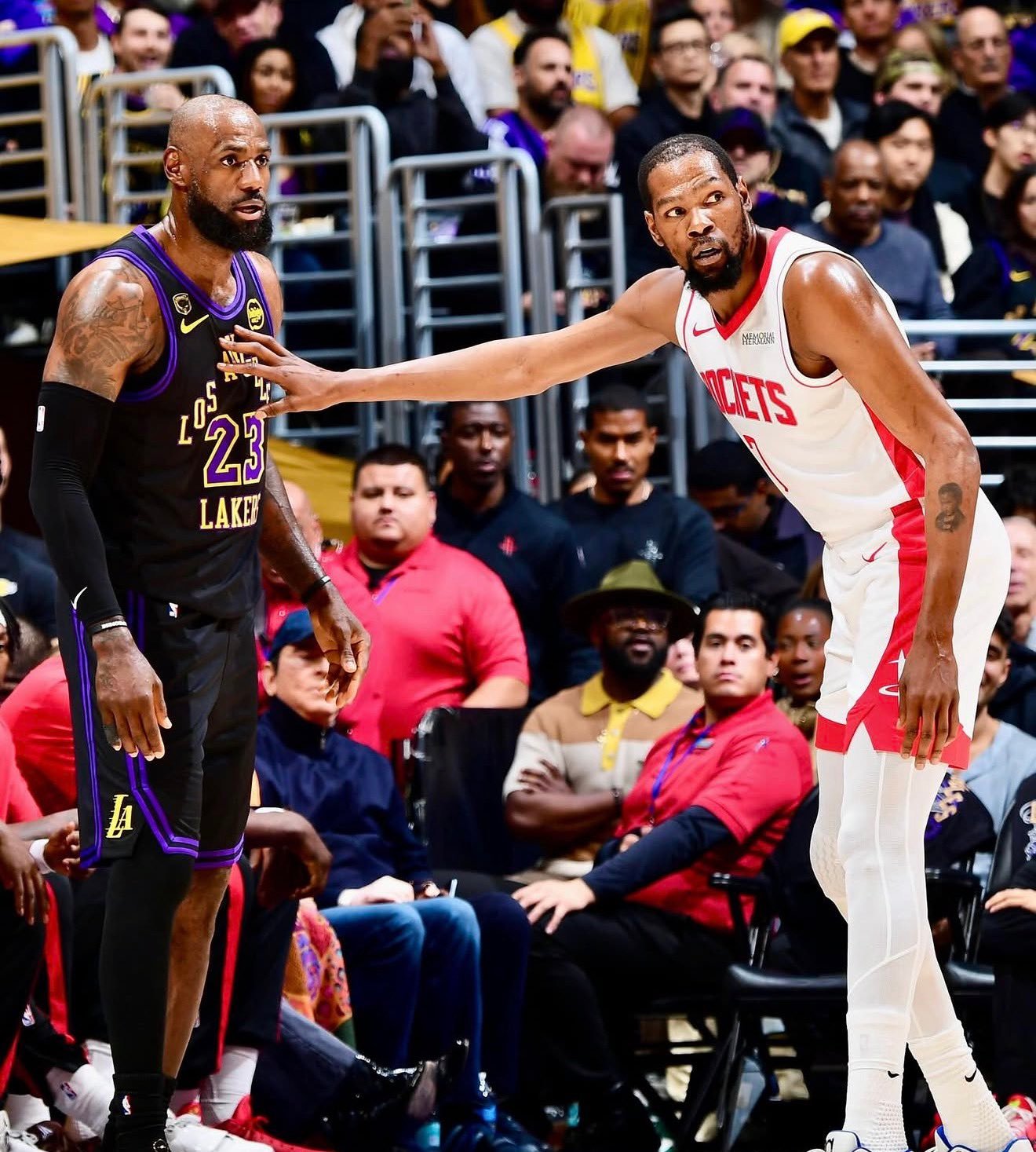 杜兰特因左脚踝扭伤明日对阵湖人的系列赛第三场列为出战成疑反而湖人的里弗斯从伤病