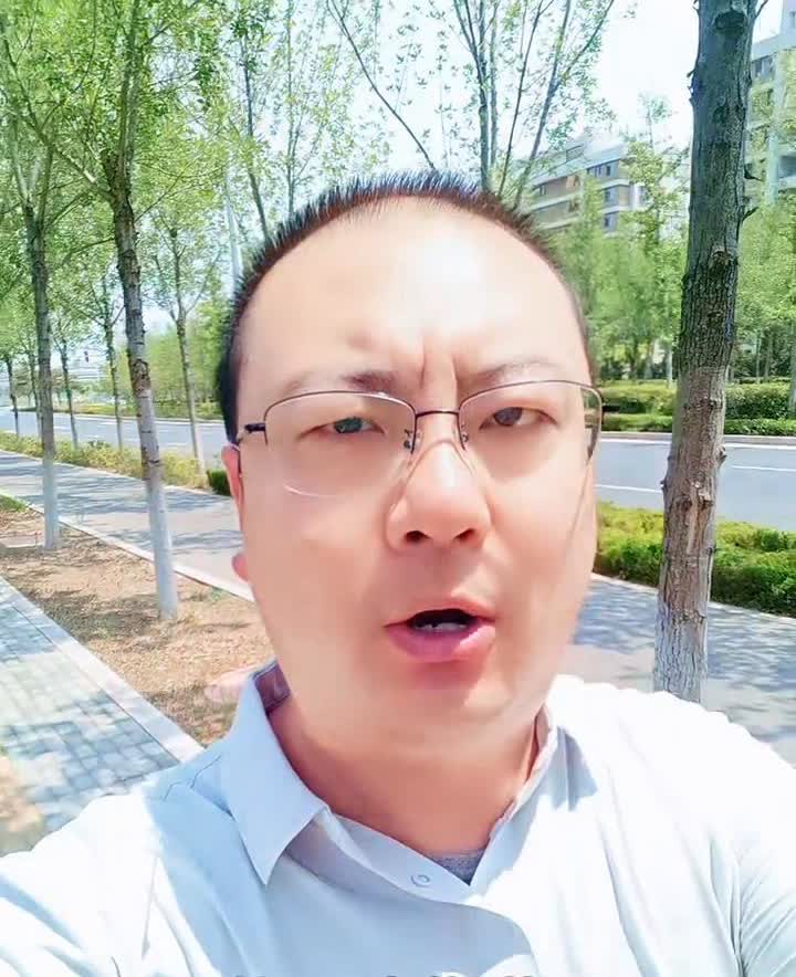 我一邻居去年买了台新车，说夏天太热了，怕车给晒坏了，就买了个车衣把车给罩上了。没