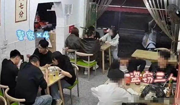 “有点太狂了！”成都彭州，四名民警加班后钻进小馆子吃宵夜，饭还没吃几口，就注意到