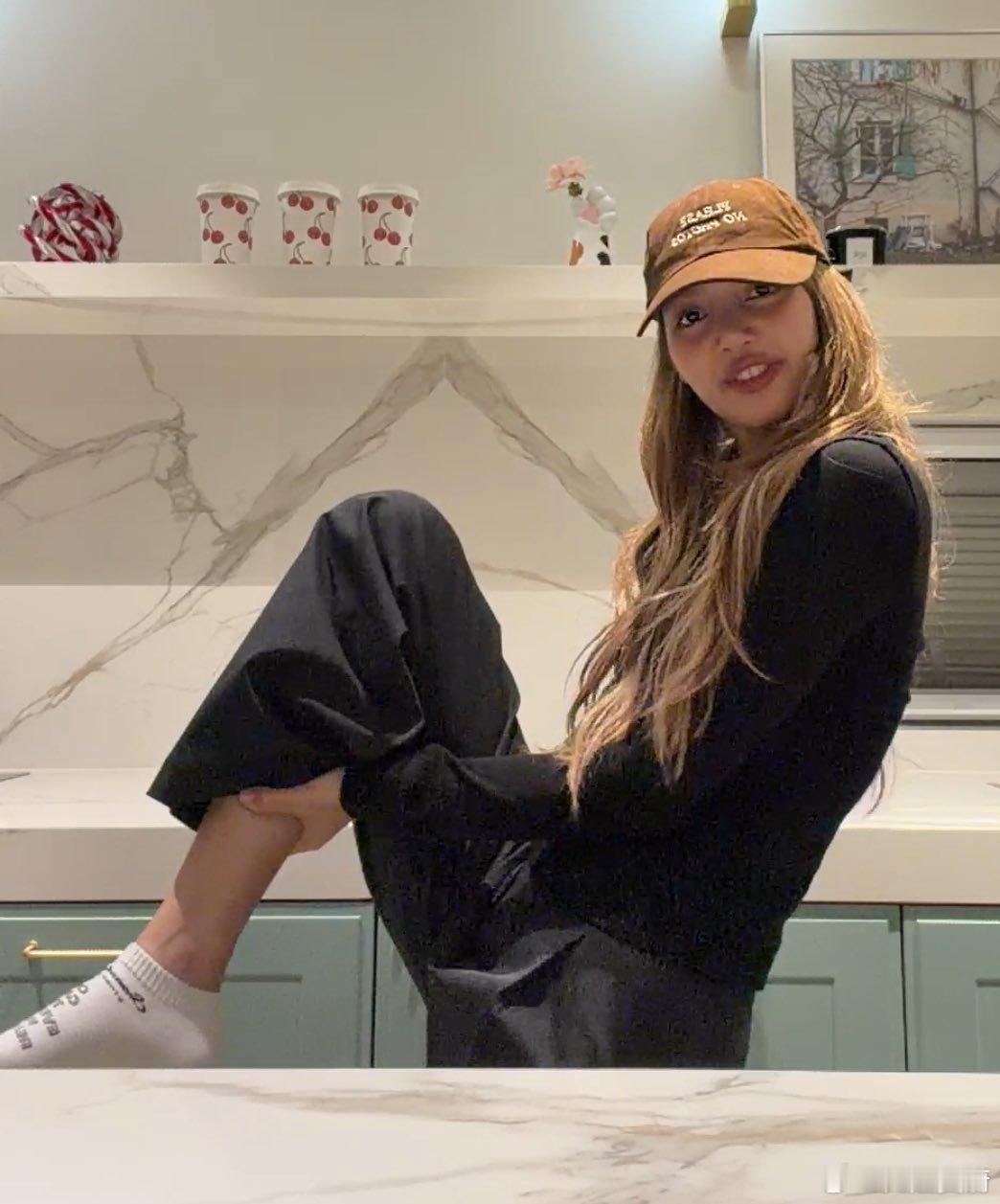 Lisa最新泡泡直播中表示：“新的海豚纹身灵感源自妈妈送她的海豚项链，她无比