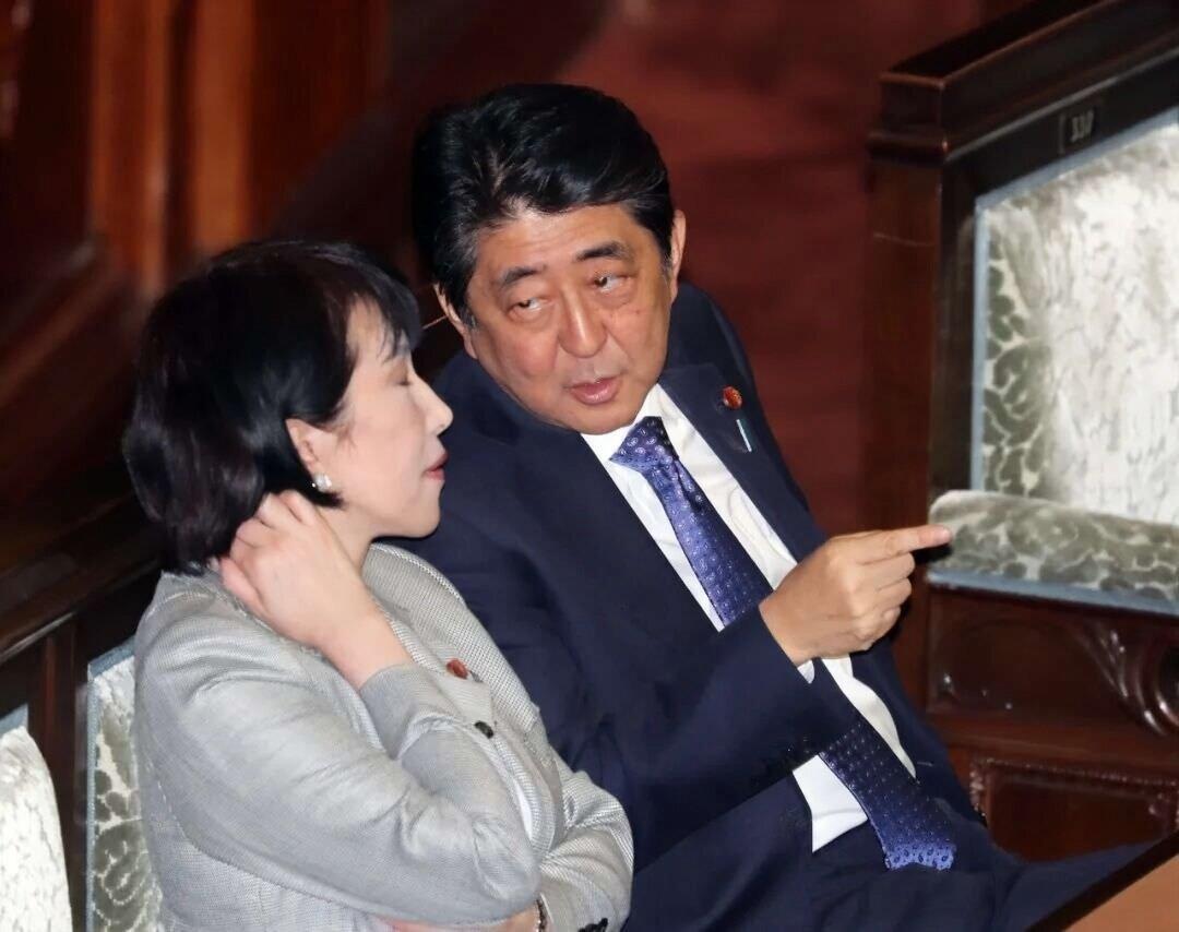 门徒和爱妻？安倍晋三身边的两个女人，关系一般。高市早苗在老师安倍晋三面前，她的
