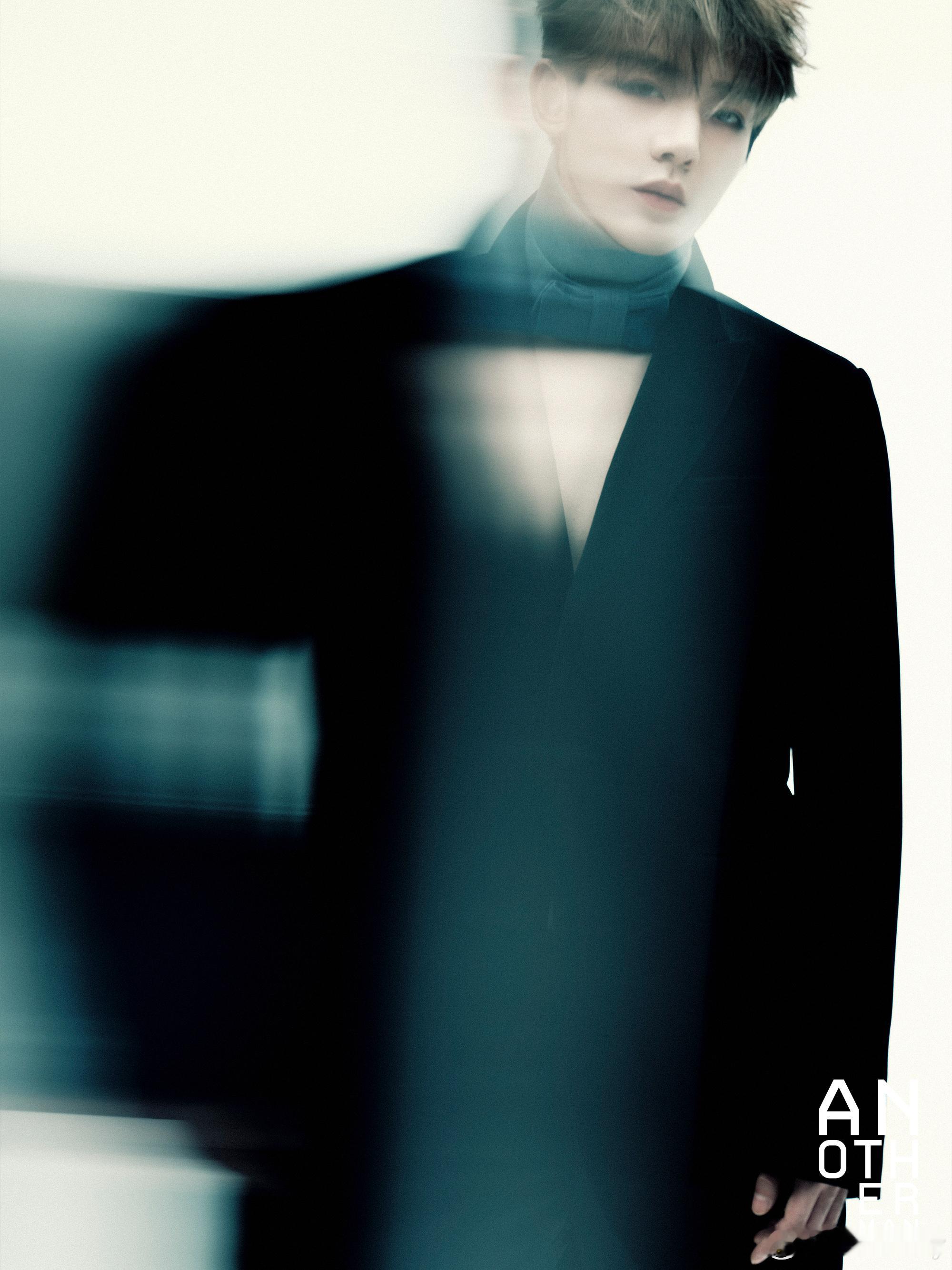 邓为AnotherMan封面迪奥品牌大使解锁新刊AnotherMan封面，两套