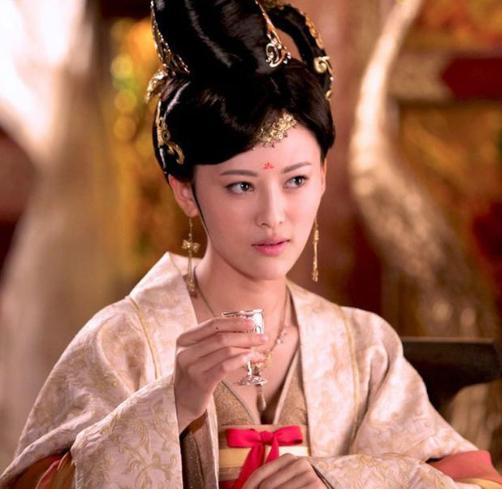 710年，唐中宗李显吃下安乐公主送来的食物后，顿时口吐鲜血。他指着女儿怒骂：“你