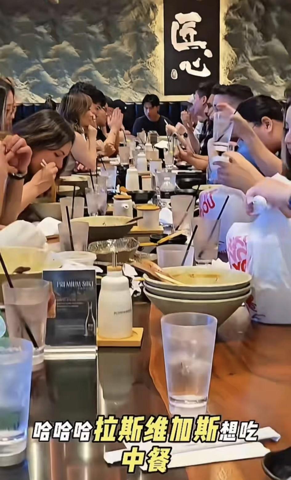 不是说外国人不爱吃中餐吗？这家开在拉斯维加斯的面馆坐满了人。卖的看着是拉面和刀