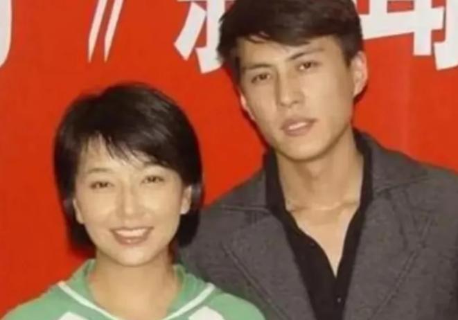 2006年，30岁的靳东爱上了39岁的江珊，江珊半推半就地说：“我结过婚，生过娃