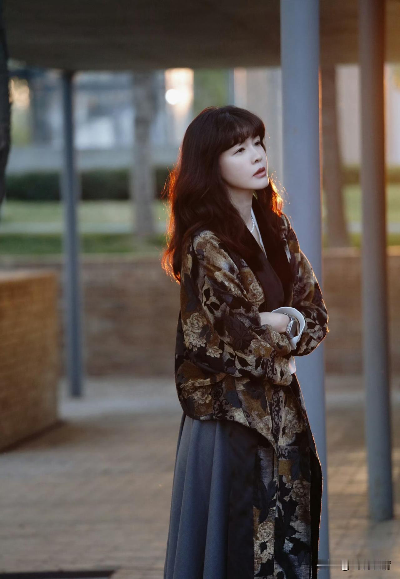 李艾穿十年前的衣服！李艾一件十年前的衣服，不仅能完好地穿在身上，还能在十年后的
