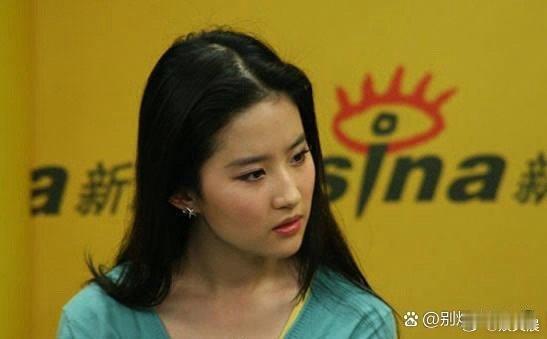 刘亦菲早期不太会化妆的样子也太真实了！淡妆素抹满是青涩灵气，原生骨相美到不用修饰