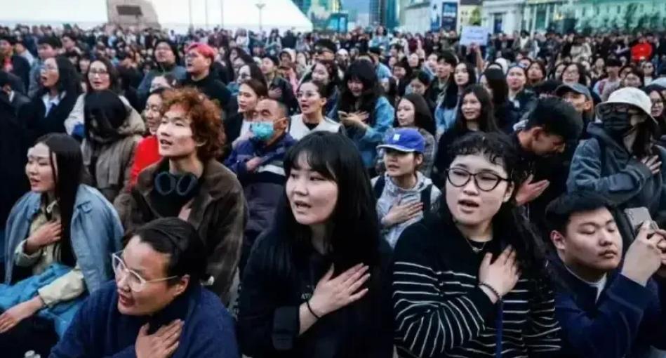 这就是跟着美国走的下场，蒙古国通过决议，解除亲美总理职务，民众呼吁，中国才是未来