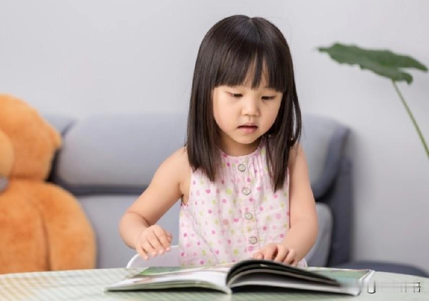 不要在小事上反复纠正孩子不要在小事上消耗孩子，也不要揪住一些微不足道的小事，