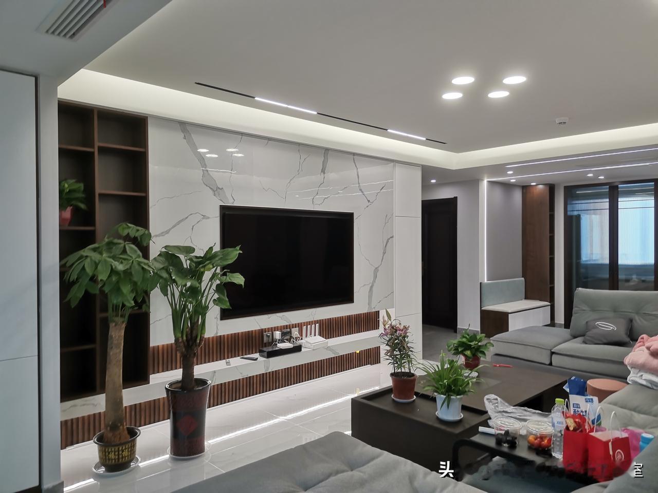 首先，咱们要知道吊顶的目的是什么，有这样几种情况是必须要吊顶的，而且尺寸也不能乱