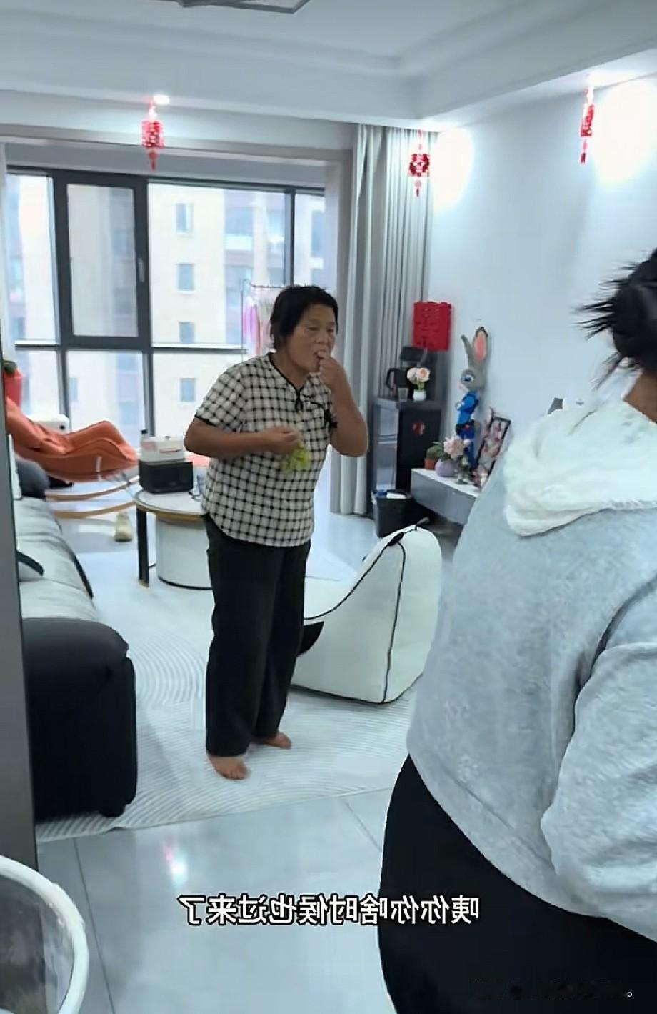 小故事！李佳带着菜和肉、蛋来到了，营养的新农家品。来看望雨露。一进门