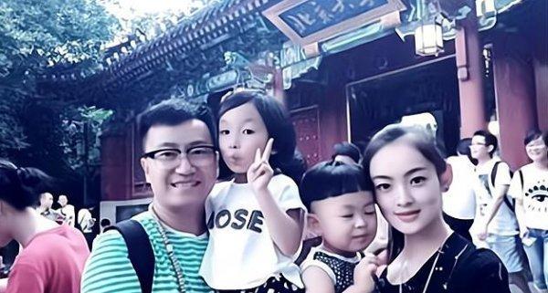 “缘分太奇妙了！”22岁女孩去旅游，突然地.震她害怕躲在桌子脚下，被45岁陌生男