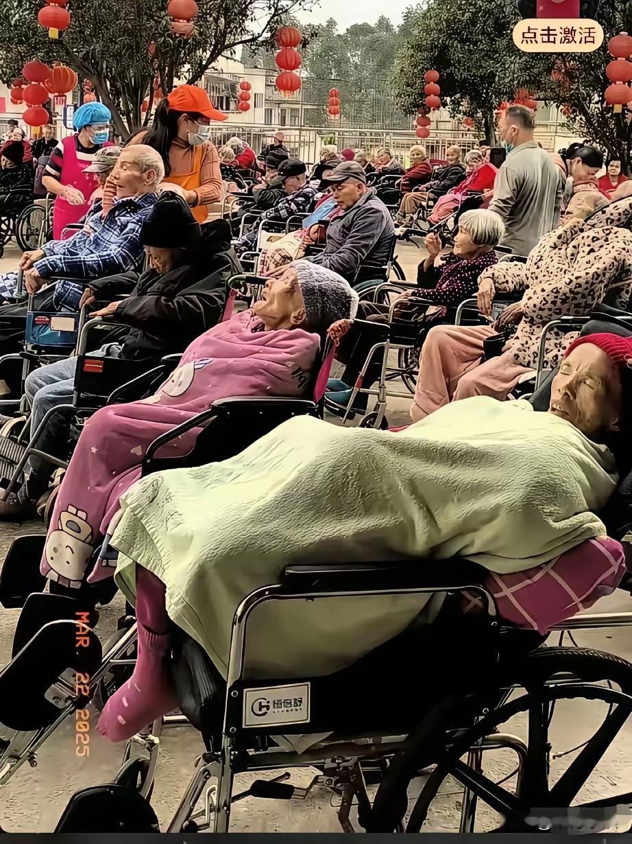 天啊，这也太吓人了！看到这些老人瘦的皮包骨似的，有的已经瘫痪了，有的已经糊涂了
