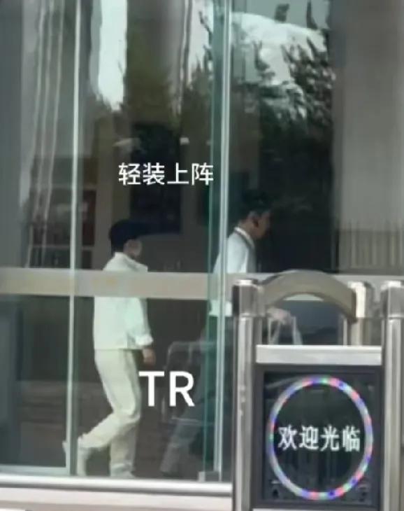 孙颖莎今日上午现身首都机场，通过VIP通道飞往新疆乌鲁木齐参加乒超联赛常规赛第三