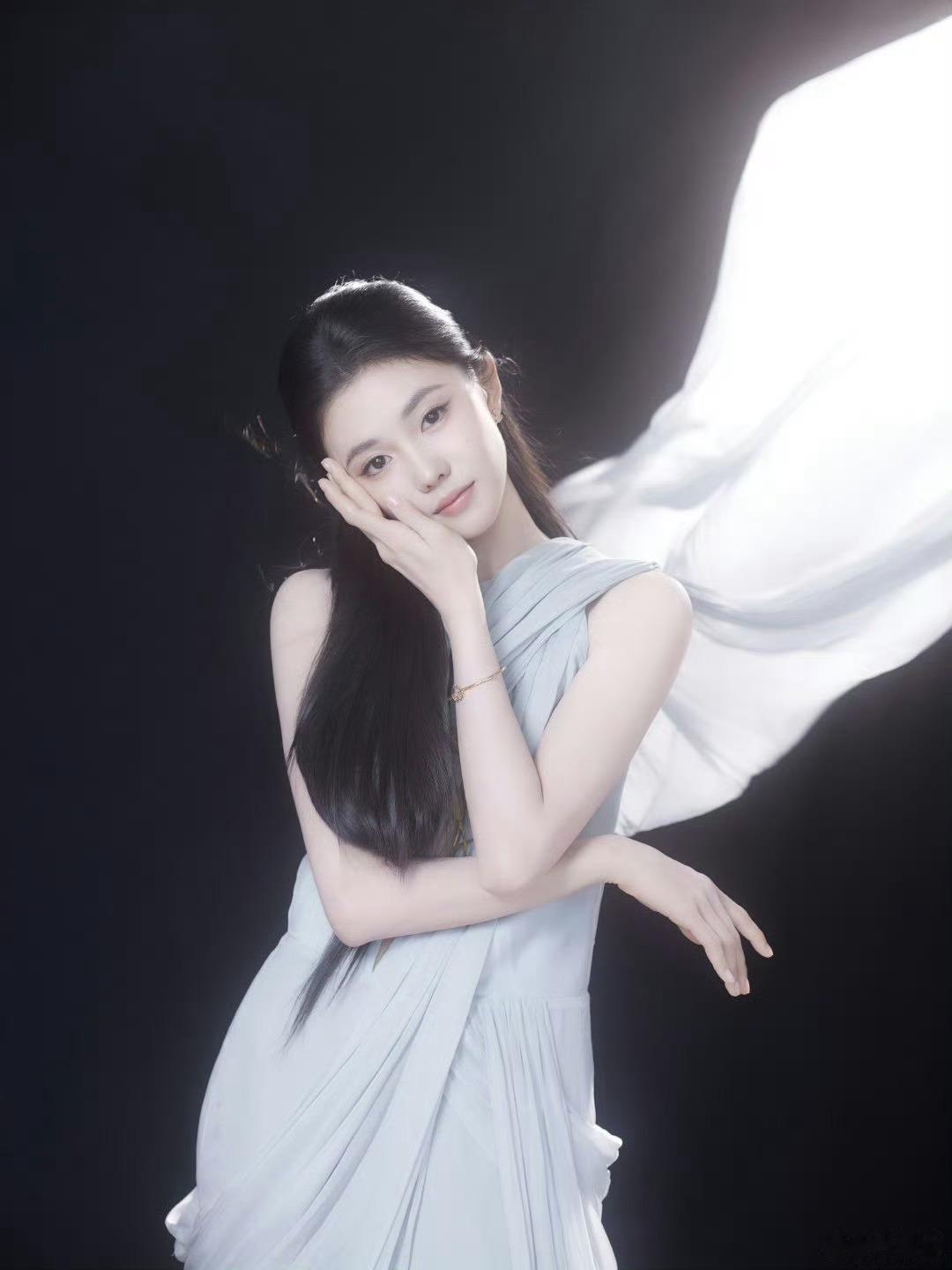 雾蓝色拖地纱裙加身，刘浩存身姿轻盈，简约搭配更显纯净气质，每一步都自带仙气。刘浩