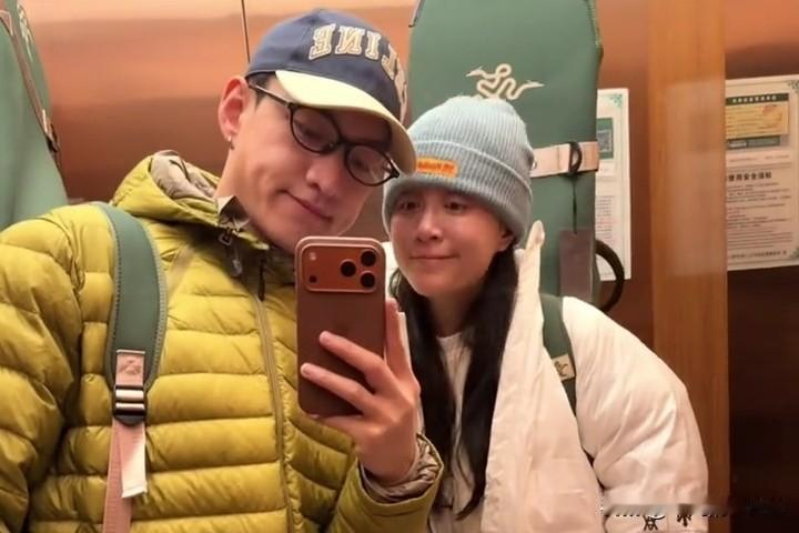 12月7日，李嘉格小男友更新旅行vlog，并配文说道：“此情此景，乱舞一段。”