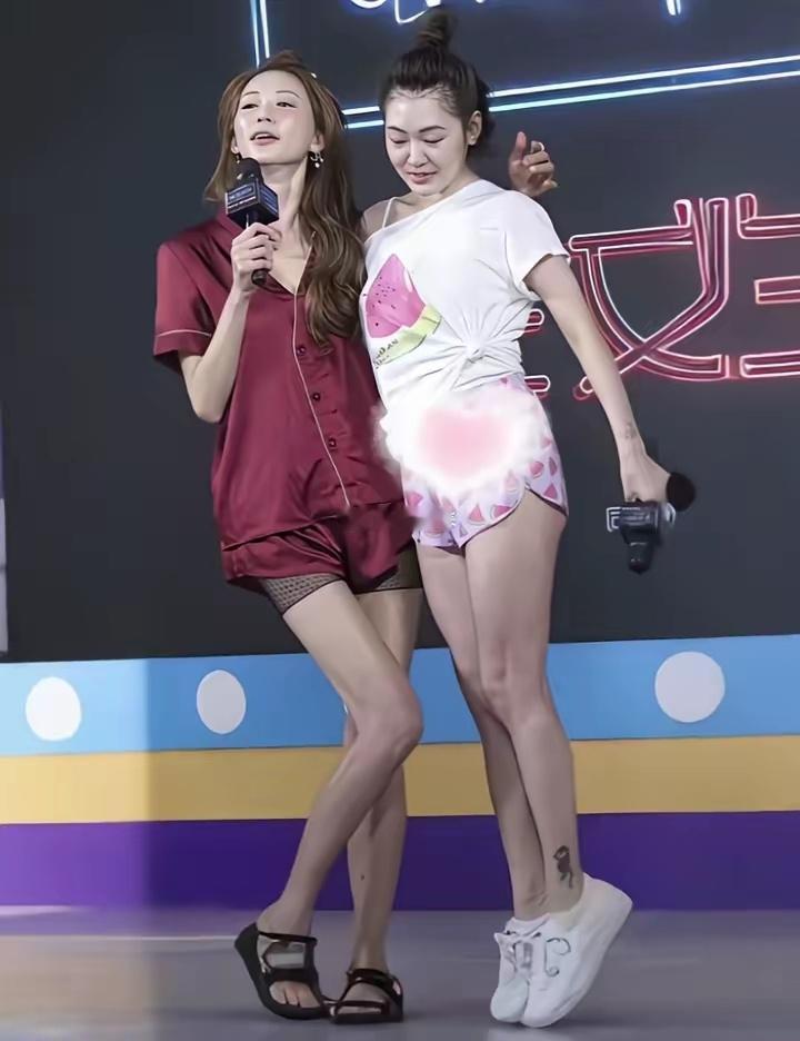 林志玲小S招谁惹谁了早期小S和林志玲两人在舞台上比高时的一幕，小S的腿看着好有